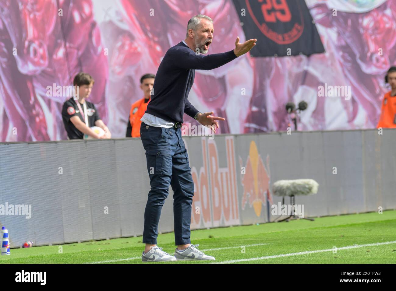 Marco Rose (RasenBallsport Leipzig, allenatore), triste, depresso, arrabbiato, Emotional, RB Leipzig vs VfL Wolfsburg, 1. Bundesliga, calcio, DFB, Bundesliga, 29, Spielzeit 2023/2024, RB Arena, credito: HMB Media/Uwe Koch/Alamy Live News LE NORMATIVE DFB/DFL VIETANO QUALSIASI USO DI FOTOGRAFIE COME SEQUENZE DI IMMAGINI E/O QUASI-VIDEO, 13.04. 2024, Foto Stock