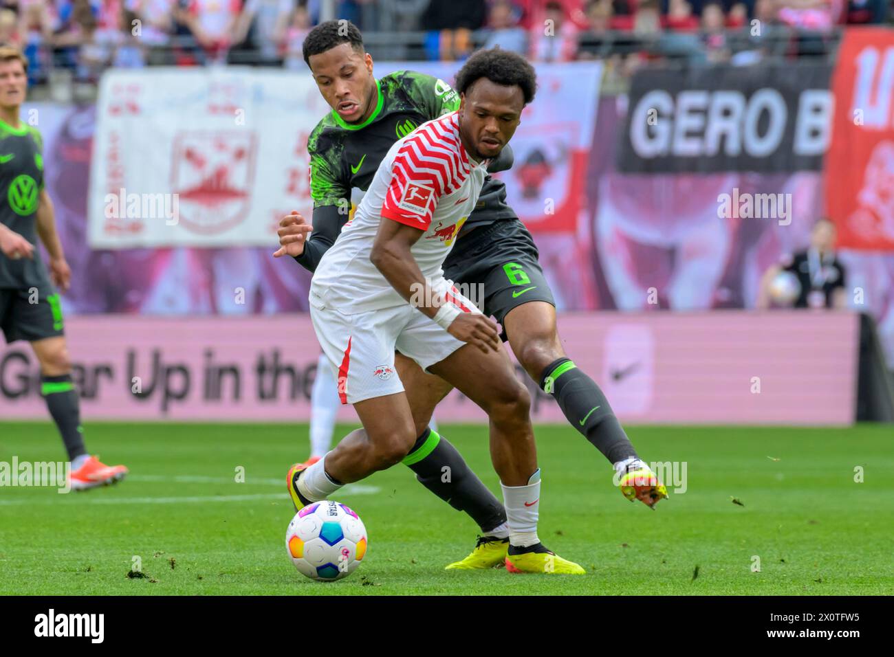 V.l. Aster Vranckx (VfL Wolfsburg, #06), Lois Openda (RasenBallsport Leipzig, #17), azione, duelli, lotta per la palla, RB Leipzig vs VfL Wolfsburg, 1. Bundesliga, calcio, DFB, Bundesliga, 29, Spielzeit 2023/2024, RB Arena, credito: HMB Media/Uwe Koch/Alamy Live News LE NORMATIVE DFB/DFL VIETANO QUALSIASI USO DI FOTOGRAFIE COME SEQUENZE DI IMMAGINI E/O QUASI-VIDEO, 13.04. 2024, Foto Stock