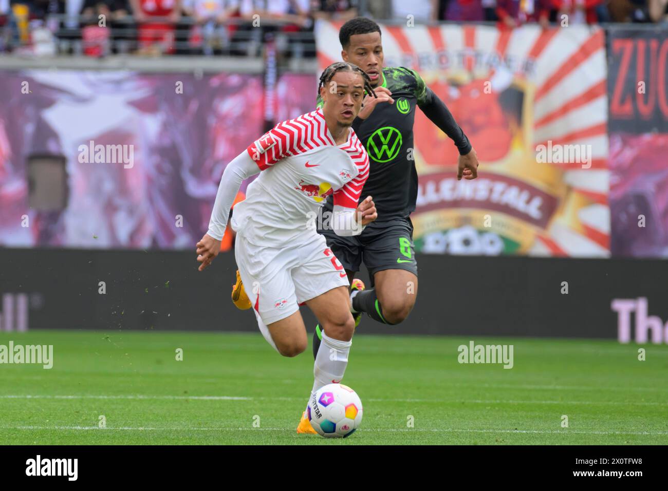 V.l. Xavi Simons (RasenBallsport Leipzig, #20), Eljif Elmas (RasenBallsport Leipzig, #06), azione, duelli, lotta per la palla, RB Leipzig vs VfL Wolfsburg, 1. Bundesliga, calcio, DFB, Bundesliga, 29, Spielzeit 2023/2024, RB Arena, credito: HMB Media/Uwe Koch/Alamy Live News LE NORMATIVE DFB/DFL VIETANO QUALSIASI USO DI FOTOGRAFIE COME SEQUENZE DI IMMAGINI E/O QUASI-VIDEO, 13.04. 2024, Foto Stock