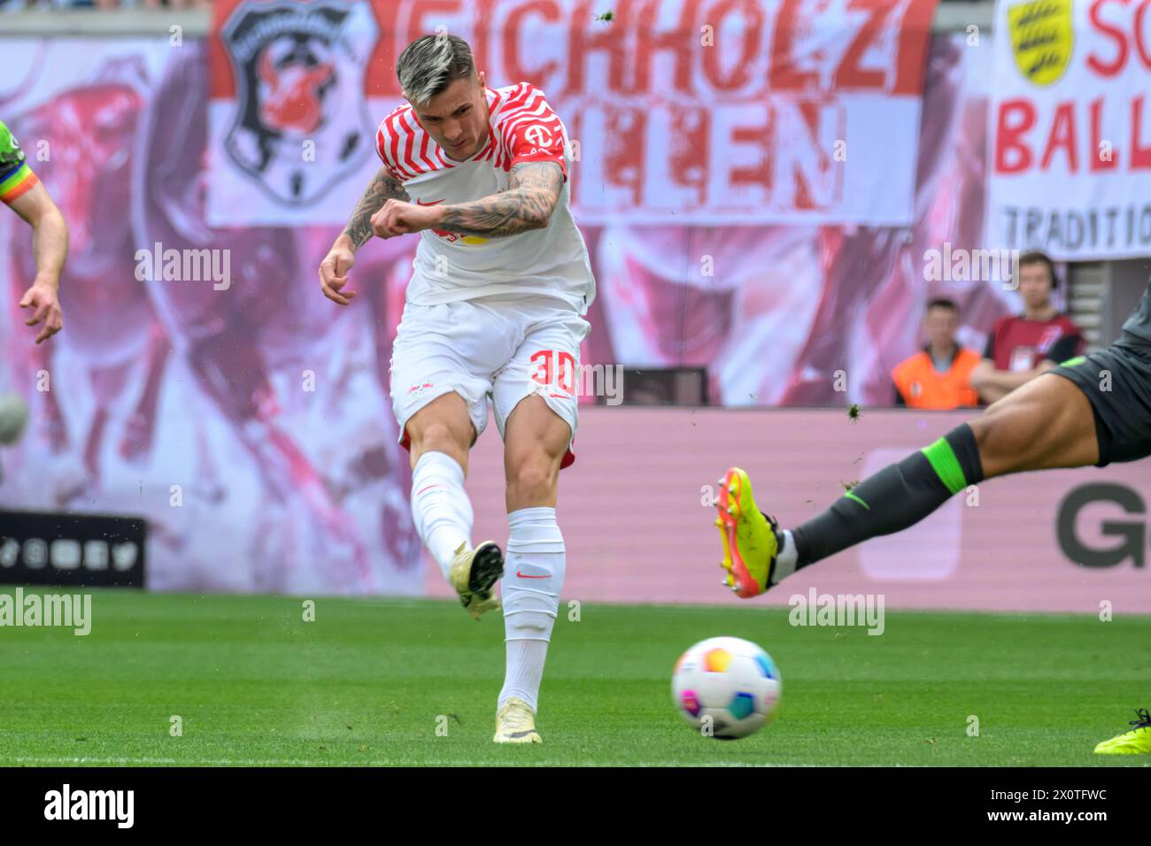 Benjamin Sesko (RasenBallsport Leipzig, n. 30), tira un tiro al gol, RB Leipzig vs VfL Wolfsburg, 1. Bundesliga, calcio, DFB, Bundesliga, 29, Spielzeit 2023/2024, RB Arena, credito: HMB Media/Uwe Koch/Alamy Live News LE NORMATIVE DFB/DFL VIETANO QUALSIASI USO DI FOTOGRAFIE COME SEQUENZE DI IMMAGINI E/O QUASI-VIDEO, 13.04. 2024, Foto Stock