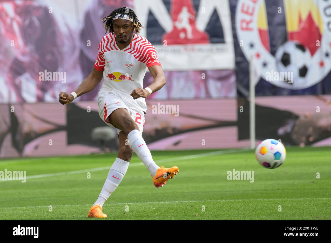 Mohamed Simakan (RasenBallsport Leipzig, #02), RB Leipzig vs VfL Wolfsburg, 1. Bundesliga, calcio, DFB, Bundesliga, 29, Spielzeit 2023/2024, RB Arena, credito: HMB Media/Uwe Koch/Alamy Live News LE NORMATIVE DFB/DFL VIETANO QUALSIASI USO DI FOTOGRAFIE COME SEQUENZE DI IMMAGINI E/O QUASI-VIDEO, 13.04. 2024, Foto Stock