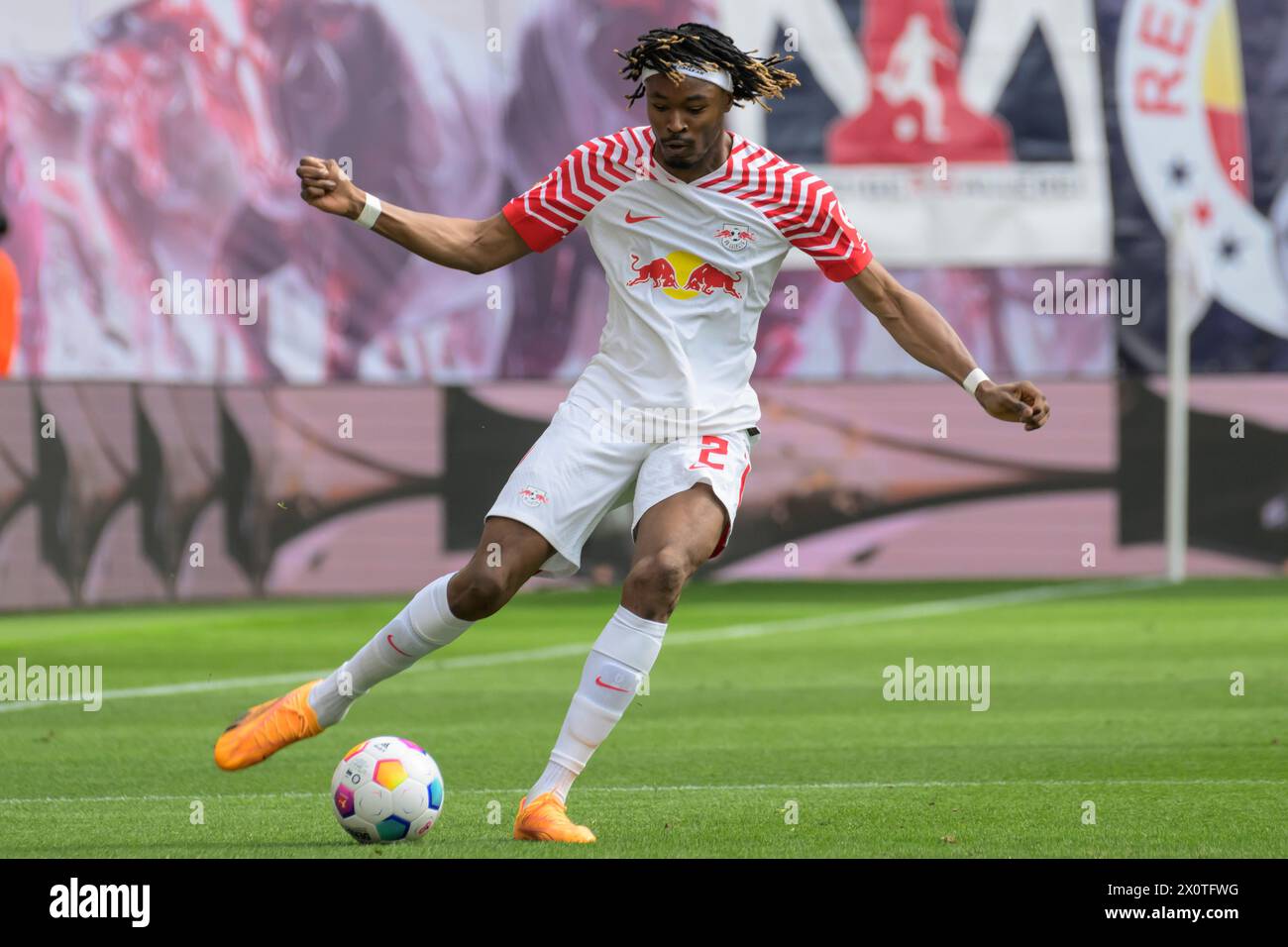 Mohamed Simakan (RasenBallsport Leipzig, #02), RB Leipzig vs VfL Wolfsburg, 1. Bundesliga, calcio, DFB, Bundesliga, 29, Spielzeit 2023/2024, RB Arena, credito: HMB Media/Uwe Koch/Alamy Live News LE NORMATIVE DFB/DFL VIETANO QUALSIASI USO DI FOTOGRAFIE COME SEQUENZE DI IMMAGINI E/O QUASI-VIDEO, 13.04. 2024, Foto Stock