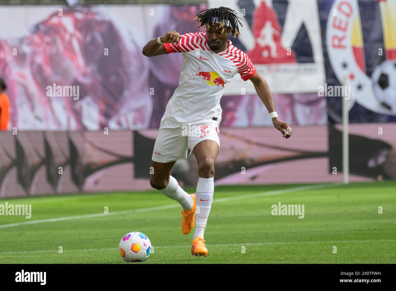 Mohamed Simakan (RasenBallsport Leipzig, #02), RB Leipzig vs VfL Wolfsburg, 1. Bundesliga, calcio, DFB, Bundesliga, 29, Spielzeit 2023/2024, RB Arena, credito: HMB Media/Uwe Koch/Alamy Live News LE NORMATIVE DFB/DFL VIETANO QUALSIASI USO DI FOTOGRAFIE COME SEQUENZE DI IMMAGINI E/O QUASI-VIDEO, 13.04. 2024, Foto Stock