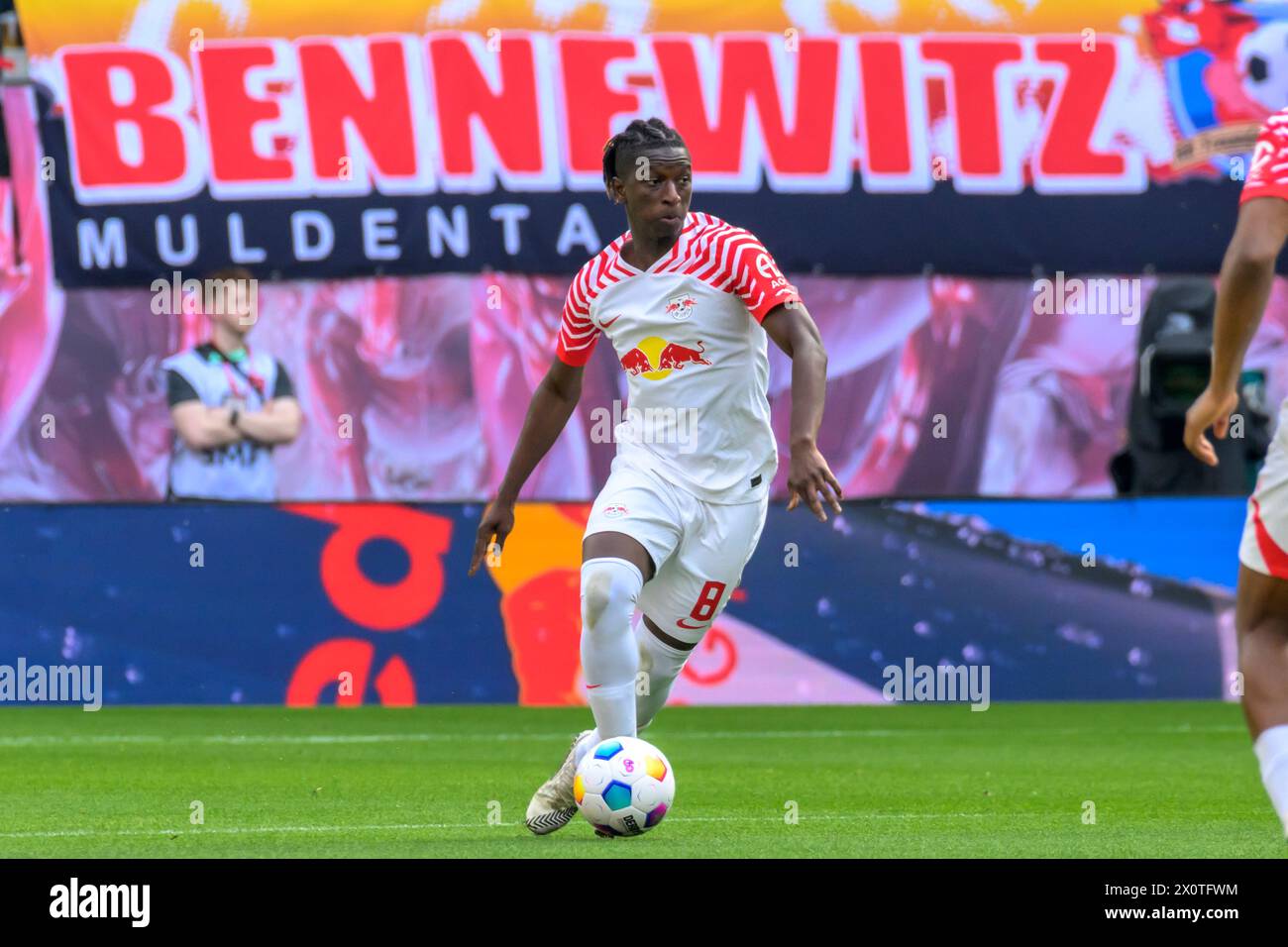 Amadou Haidara (RasenBallsport Leipzig, #08), RB Leipzig vs VfL Wolfsburg, 1. Bundesliga, calcio, DFB, Bundesliga, 29, Spielzeit 2023/2024, RB Arena, credito: HMB Media/Uwe Koch/Alamy Live News LE NORMATIVE DFB/DFL VIETANO QUALSIASI USO DI FOTOGRAFIE COME SEQUENZE DI IMMAGINI E/O QUASI-VIDEO, 13.04. 2024, Foto Stock