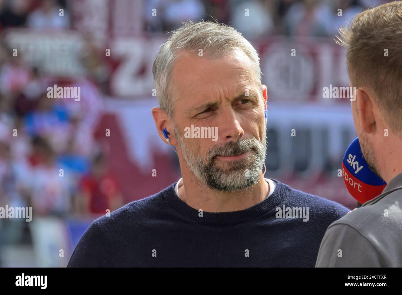 Marco Rose (RasenBallsport Leipzig, allenatore), in un'intervista con lo sport dello cielo prima della partita, RB Leipzig vs VfL Wolfsburg, 1. Bundesliga, calcio, DFB, Bundesliga, 29, Spielzeit 2023/2024, RB Arena, credito: HMB Media/Uwe Koch/Alamy Live News LE NORMATIVE DFB/DFL VIETANO QUALSIASI USO DI FOTOGRAFIE COME SEQUENZE DI IMMAGINI E/O QUASI-VIDEO, 13.04. 2024, Foto Stock