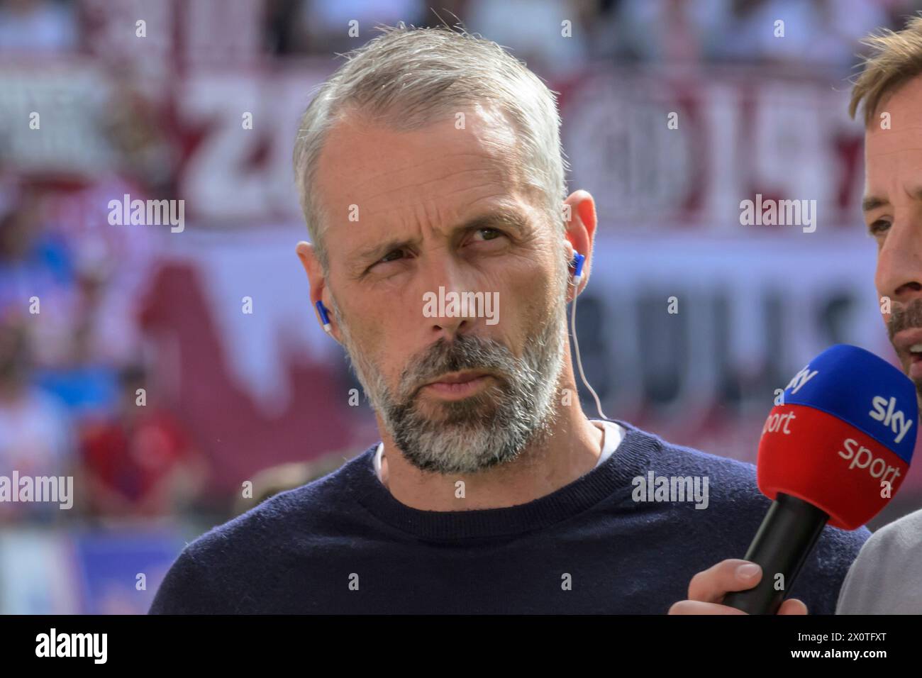 Marco Rose (RasenBallsport Leipzig, allenatore), in un'intervista con lo sport dello cielo prima della partita, RB Leipzig vs VfL Wolfsburg, 1. Bundesliga, calcio, DFB, Bundesliga, 29, Spielzeit 2023/2024, RB Arena, credito: HMB Media/Uwe Koch/Alamy Live News LE NORMATIVE DFB/DFL VIETANO QUALSIASI USO DI FOTOGRAFIE COME SEQUENZE DI IMMAGINI E/O QUASI-VIDEO, 13.04. 2024, Foto Stock