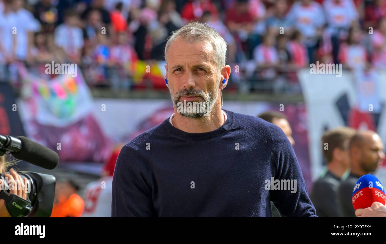 Marco Rose (RasenBallsport Leipzig, allenatore), in un'intervista con lo sport dello cielo prima della partita, RB Leipzig vs VfL Wolfsburg, 1. Bundesliga, calcio, DFB, Bundesliga, 29, Spielzeit 2023/2024, RB Arena, credito: HMB Media/Uwe Koch/Alamy Live News LE NORMATIVE DFB/DFL VIETANO QUALSIASI USO DI FOTOGRAFIE COME SEQUENZE DI IMMAGINI E/O QUASI-VIDEO, 13.04. 2024, Foto Stock