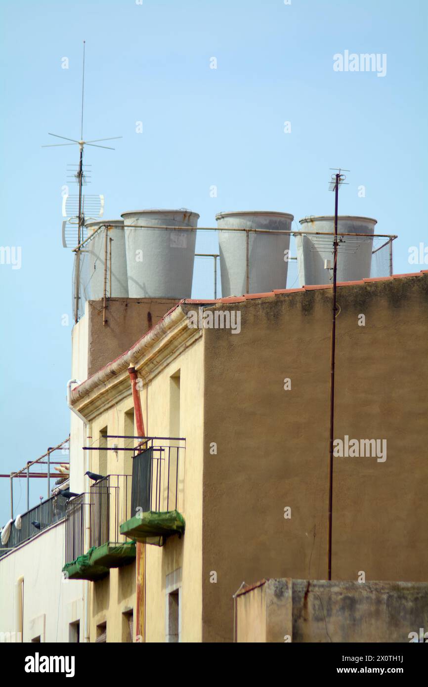 L'immagine mostra una combinazione unica di utilità e architettura, con serbatoi dell'acqua sul tetto Foto Stock L'immagine mostra una combinazione unica di utilità e architettura, con serbatoi dell'acqua sul tetto Foto Stock