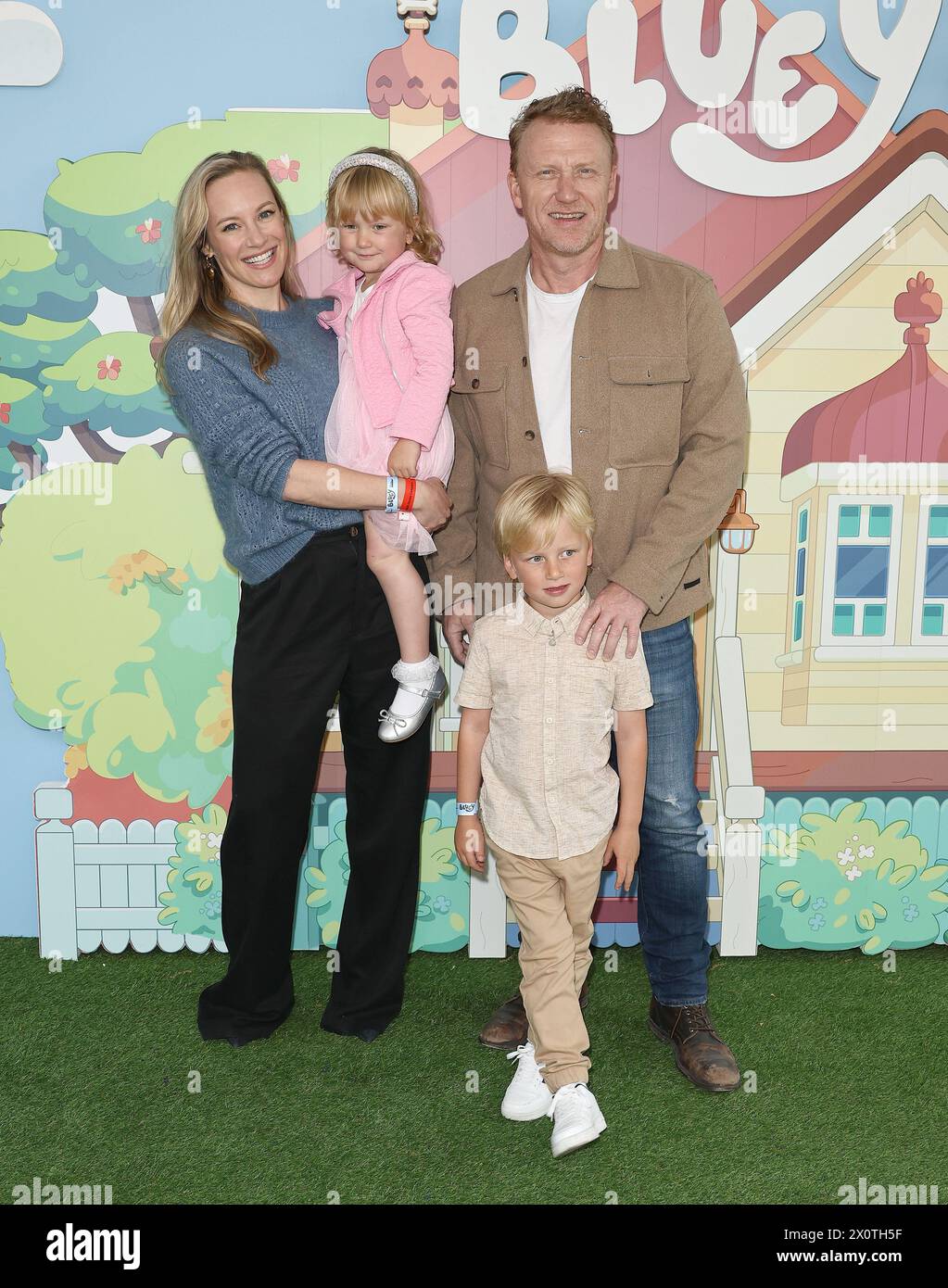 Burbank, Stati Uniti. 13 aprile 2024. Kevin McKidd, Danielle Savre arriva al Bluey the Sign Premiere Party che si tiene ai Walt Disney Studios di Burbank, CALIFORNIA, sabato 12 aprile 2024. (Foto di Juan Pablo Rico/Sipa USA) credito: SIPA USA/Alamy Live News Foto Stock