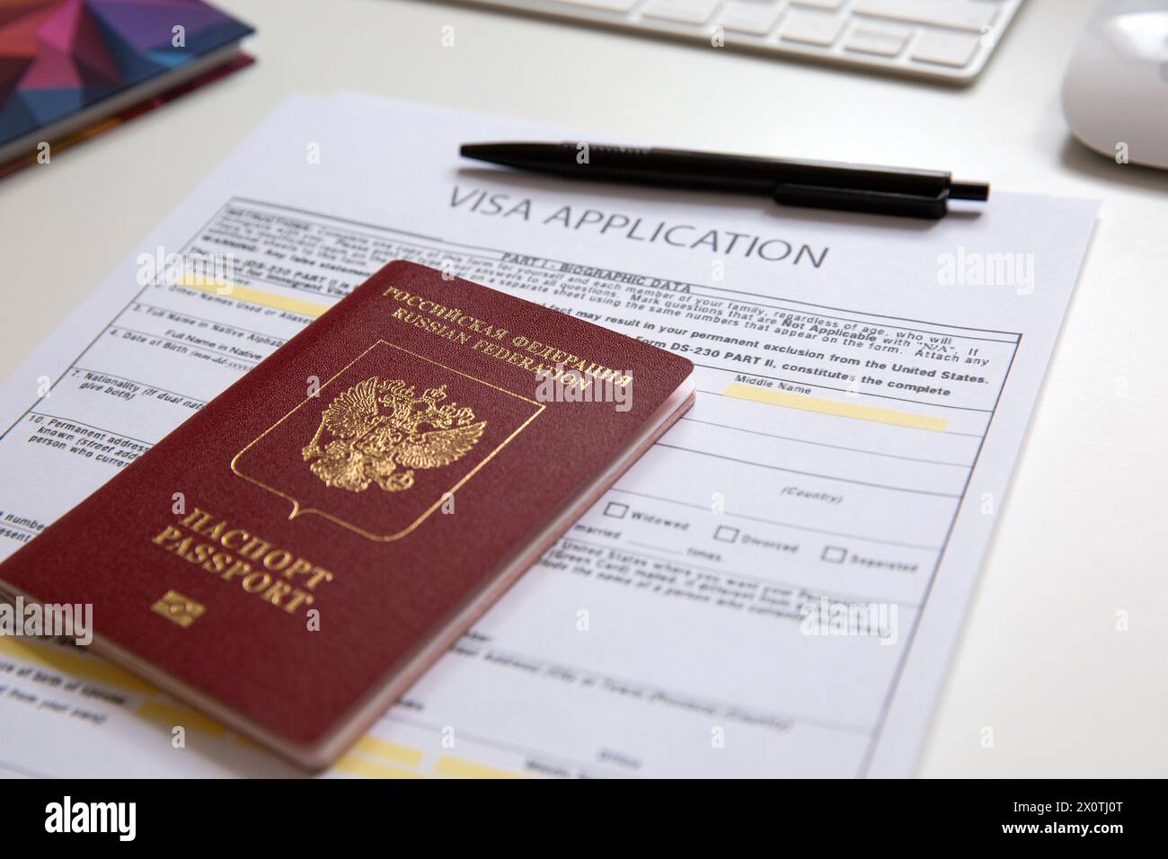 Primo piano di un documento di domanda di visto con un passaporto russo Foto Stock