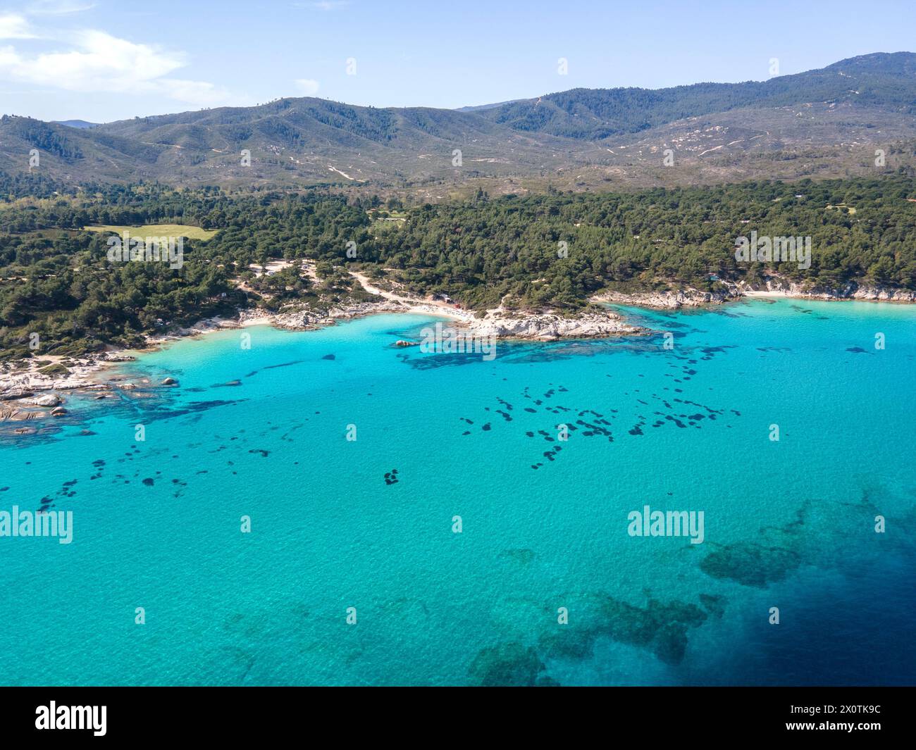 Splendida vista sulla costa di Sithonia vicino alla spiaggia di Orange Beach, Calcidica, Macedonia centrale, Grecia Foto Stock
