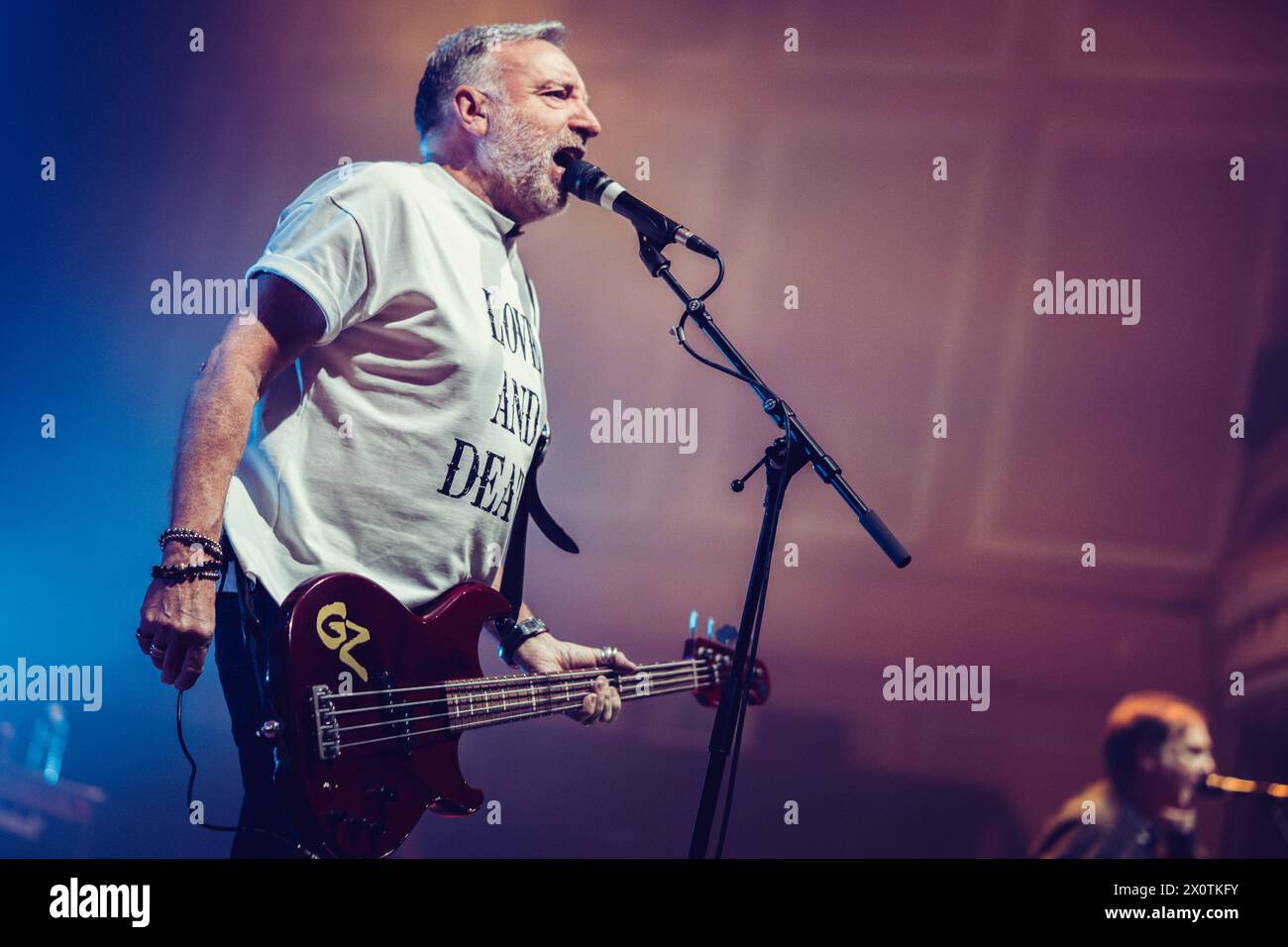 Newcastle, Regno Unito. 13 aprile 2024. Peter Hook and the Light si esibiscono all'o2 City Hall, Newcastle. Crediti: Thomas Jackson/Alamy Live News Foto Stock