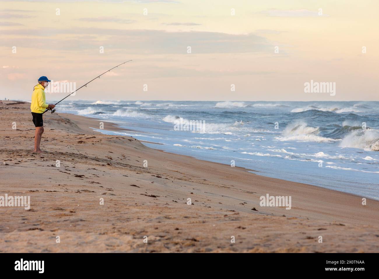 Outer Banks, North Carolina. La pesca dalla spiaggia, la colata in Atlantico. Foto Stock