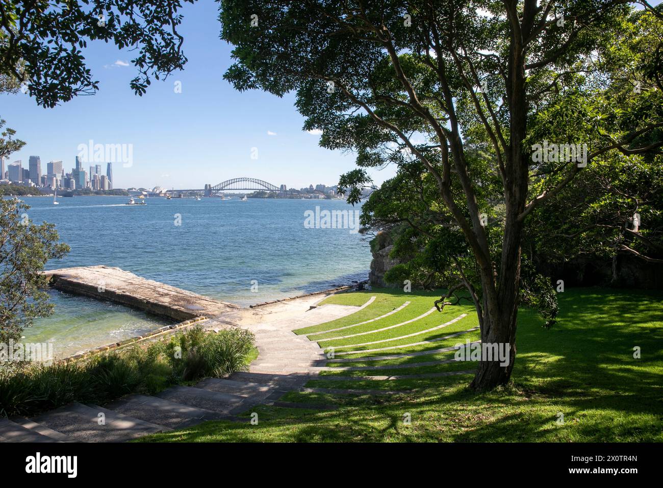 L'area dell'anfiteatro di Bradleys Head offre vedute del ponte del porto di Sydney e degli alti edifici del centro di Sydney, New South Wales, Australia, 2024 Foto Stock