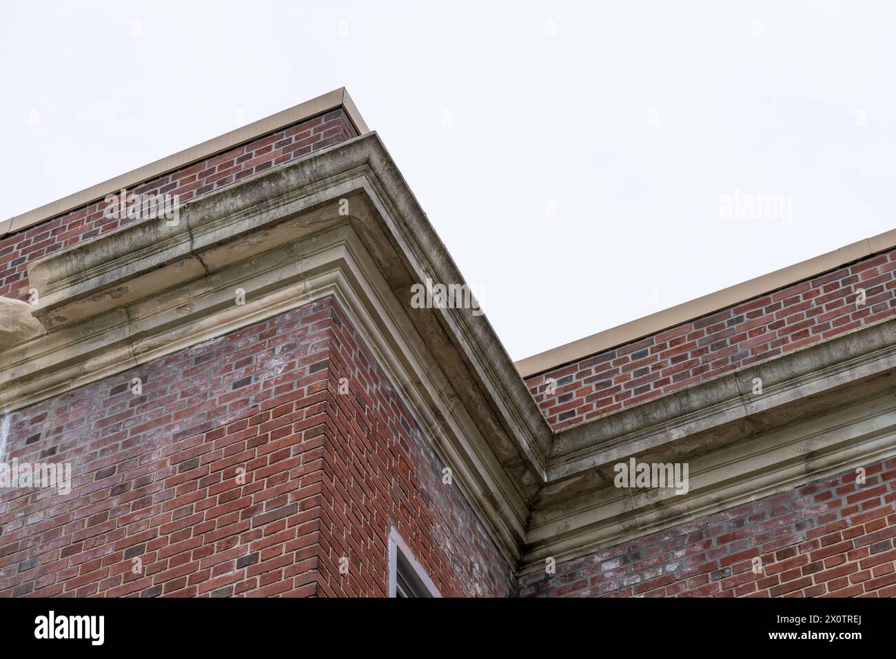 Esempio di elementi in cemento prefabbricato ornamentale in rovina, elementi in un vecchio edificio scolastico in mattoni. Foto Stock