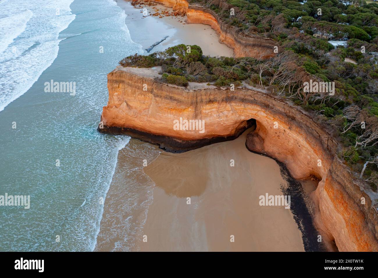 Vista aerea della scogliera costiera che sporge su una spiaggia sabbiosa ad Anglesea sulla Great Ocean Road a Victoria, Australia Foto Stock