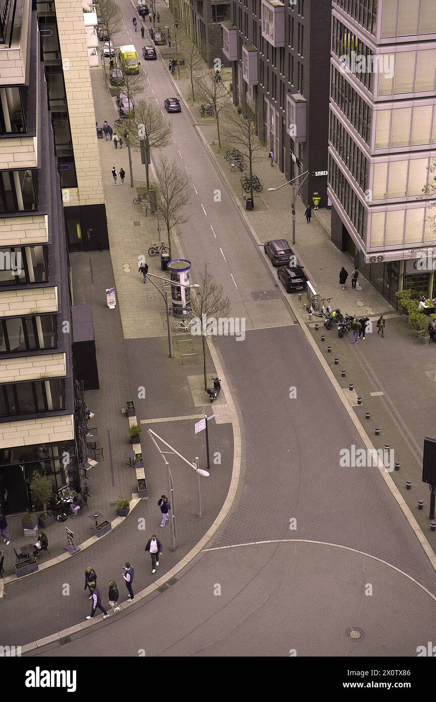 Paesaggio urbano di una strada di fronte a Elbphilharmonie, Hafen City, Amburgo, Germania Foto Stock