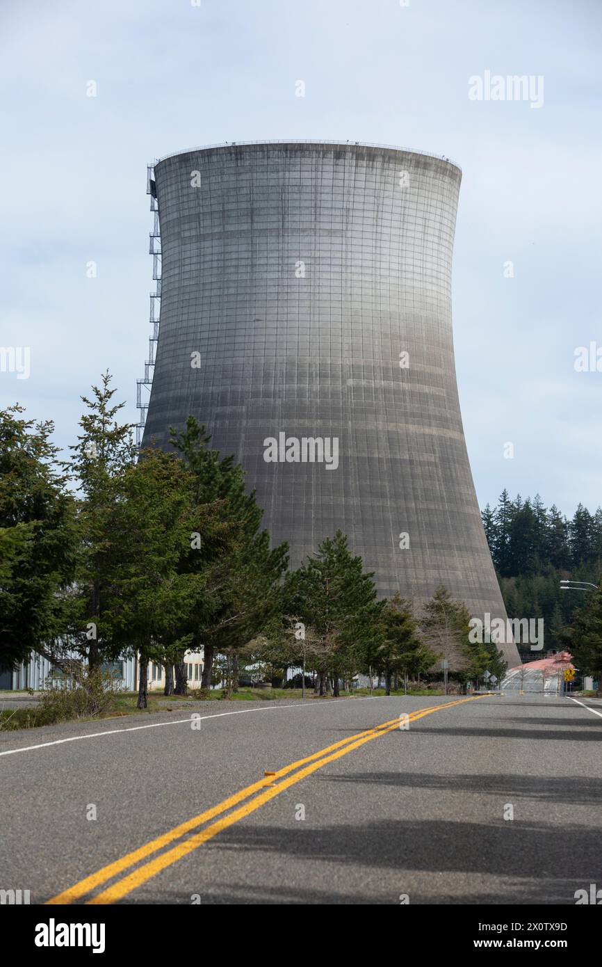 La torre di raffreddamento della centrale nucleare dismessa di Satsop incombe sul Satsop Development Park di Elma Washington sabato 13 aprile 2024. Foto Stock