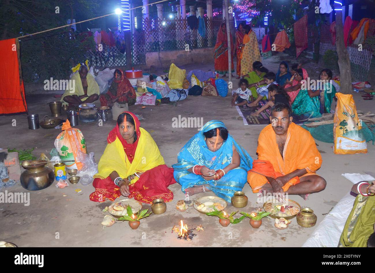 PATNA, INDIA - 13 APRILE: I devoti Chhath adorano in occasione della "Kharna Puja" durante il festival Chaiti Chhath Puja il 13 aprile 2024 a Patna, India. (Foto di Santosh Kumar/Hindustan Times/Sipa USA ) Foto Stock