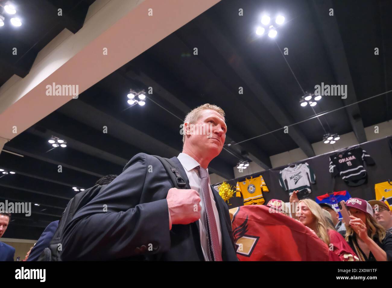 Minneapolis, Minnesota, Stati Uniti. 13 aprile 2024. Il capo-allenatore del Boston College GREG BROWN entra nell'arena prima della gara del campionato NCAA D1 Men's Frozen Four Hockey Championship del 2024 tra i Denver Pioneers e i Boston College Eagles all'Xcel Energy Center di St. Paul, Minnesota il 13 aprile 2024. (Immagine di credito: © Steven Garcia/ZUMA Press Wire) SOLO PER USO EDITORIALE! Non per USO commerciale! Foto Stock