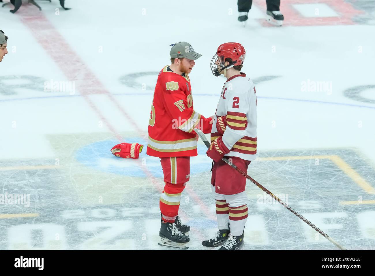 Minneapolis, Minnesota, Stati Uniti. 13 aprile 2024. L'attaccante di Denver CARTER KING (15) e il difensore del Boston College EAMON POWELL (2) stringono la mano dopo la gara del 2024 del NCAA D1 Men's Frozen Four Hockey Championship tra i Denver Pioneers e i Boston College Eagles all'Xcel Energy Center di St. Paul, Minnesota il 13 aprile 2024. (Immagine di credito: © Steven Garcia/ZUMA Press Wire) SOLO PER USO EDITORIALE! Non per USO commerciale! Foto Stock