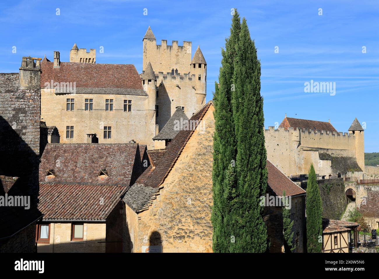 Il forte Château de Beynac, arroccato sulla sua scogliera, domina la valle del fiume Dordogna. Medioevo, storia, architettura e turismo. Beynac-et- Foto Stock