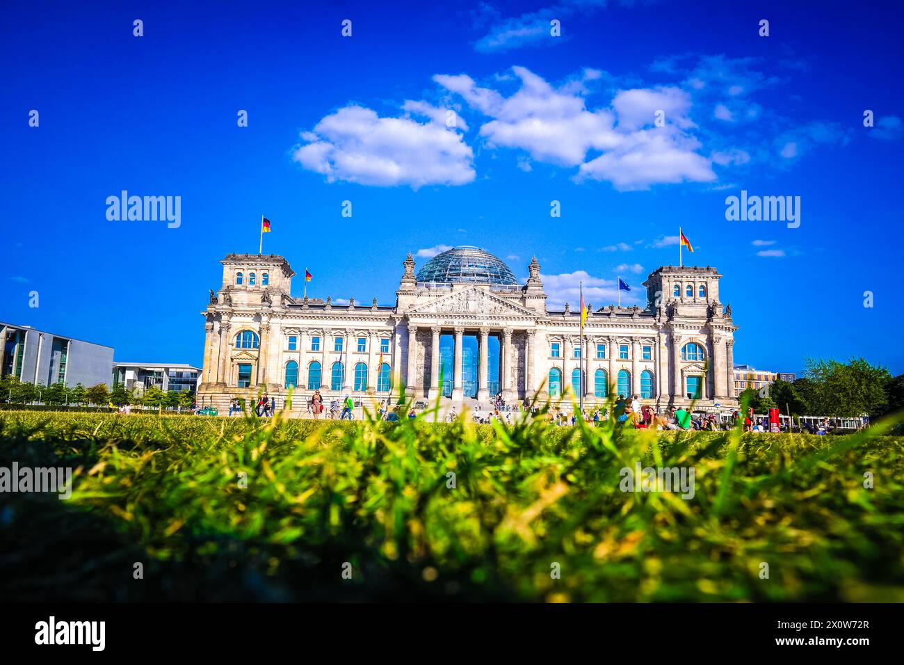 Germania, Berlino, Reichstag costruzione a Berlino-Tiergarten sul fiume Sprea che ospita il parlamento tedesco Foto Stock