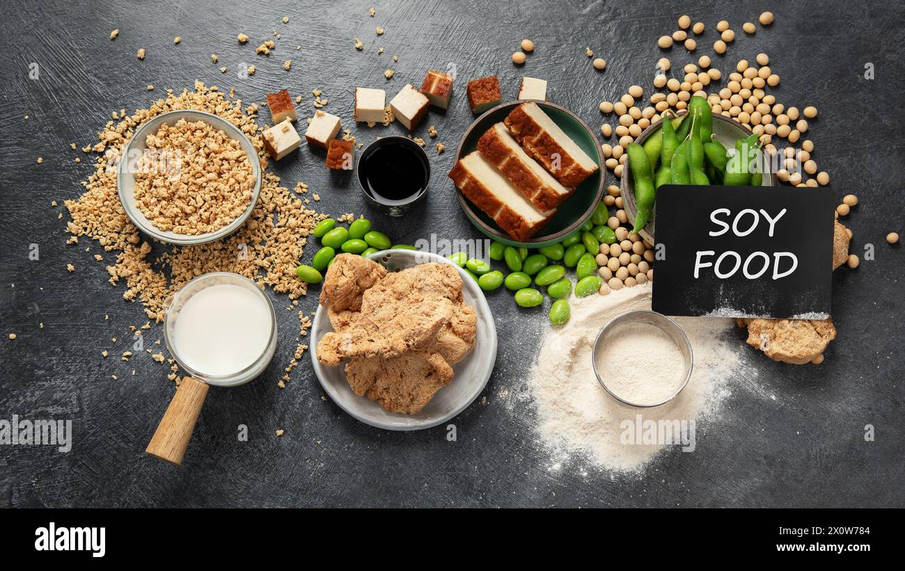 Prodotti di soia su sfondo nero. Cibo sano vegano. Vista dall'alto Foto Stock