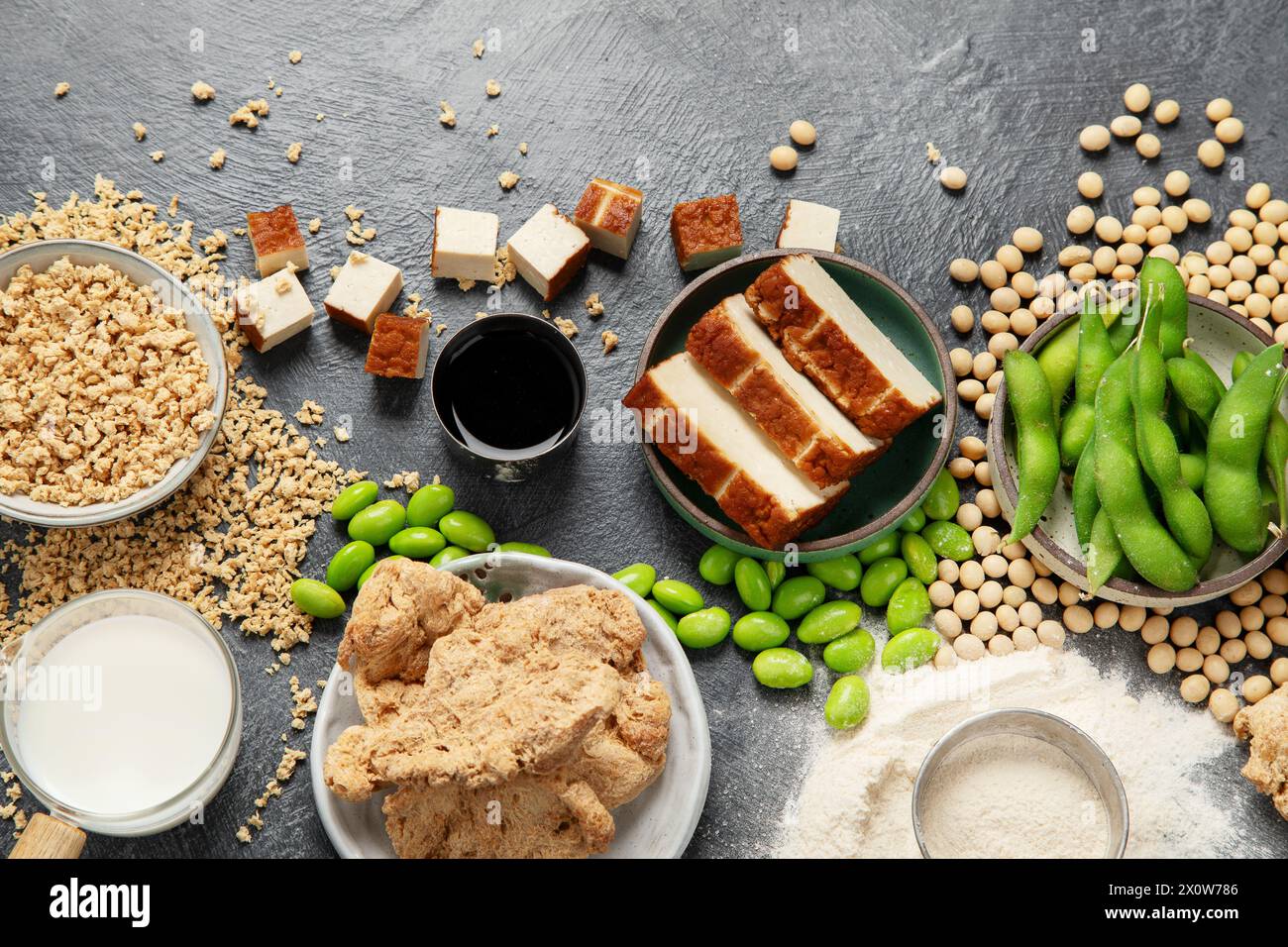 Prodotti di soia su sfondo nero. Cibo sano vegano. Vista dall'alto Foto Stock