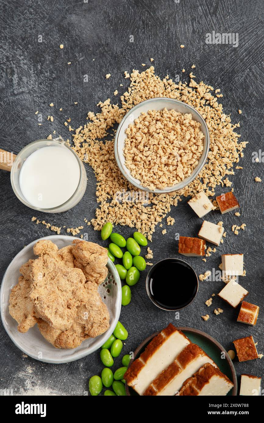 Prodotti di soia su sfondo nero. Cibo sano vegano. Vista dall'alto Foto Stock