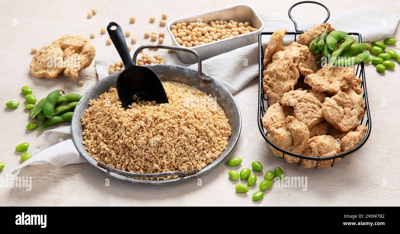 Cibo sano vegano. Carne di soia con fagiolini su sfondo bianco. Panorama Foto Stock