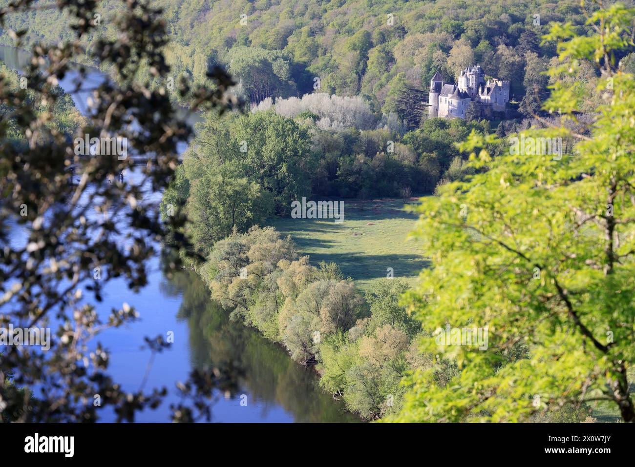 La valle del fiume Dordogna tra i castelli di Castelnaud, Fayrac e Beynac nel Périgord Noir. Medioevo, storia, architettura, natura, en Foto Stock