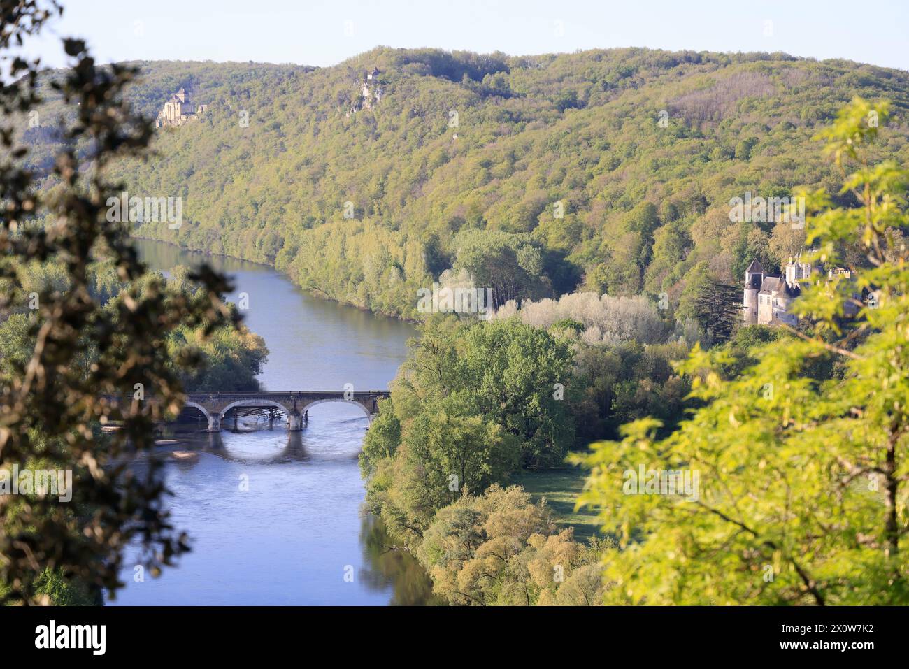 La valle del fiume Dordogna tra i castelli di Castelnaud, Fayrac e Beynac nel Périgord Noir. Medioevo, storia, architettura, natura, en Foto Stock