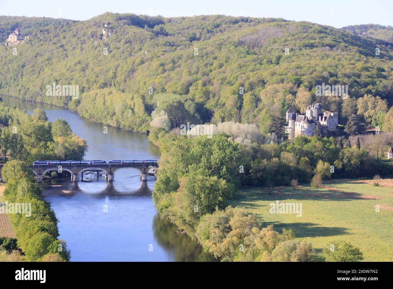 La valle del fiume Dordogna tra i castelli di Castelnaud, Fayrac e Beynac nel Périgord Noir. Medioevo, storia, architettura, natura, en Foto Stock
