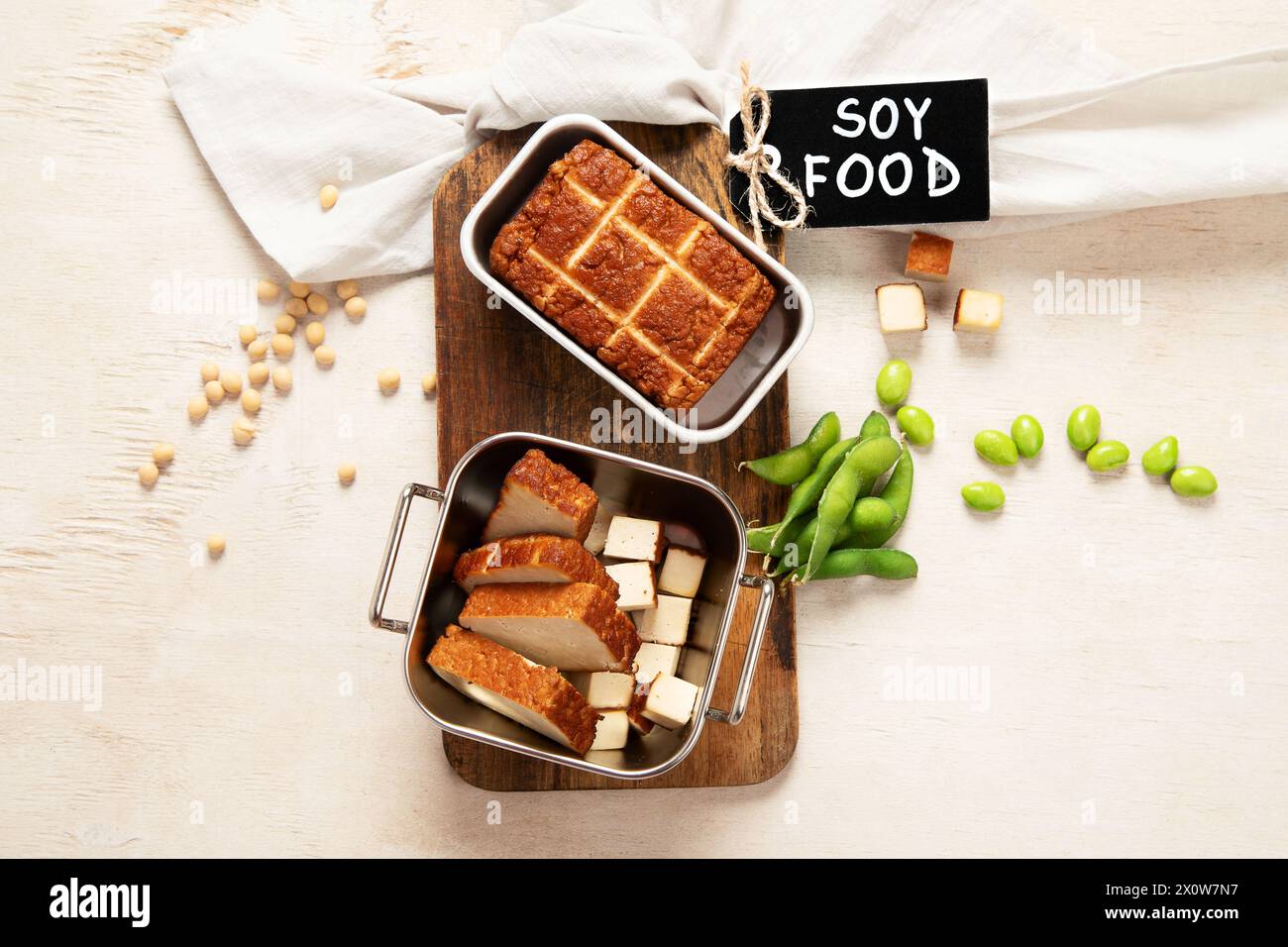 Cibo di soia. Tofu al forno su tavola, semi di soia. Prodotto vegano. Vista dall'alto Foto Stock