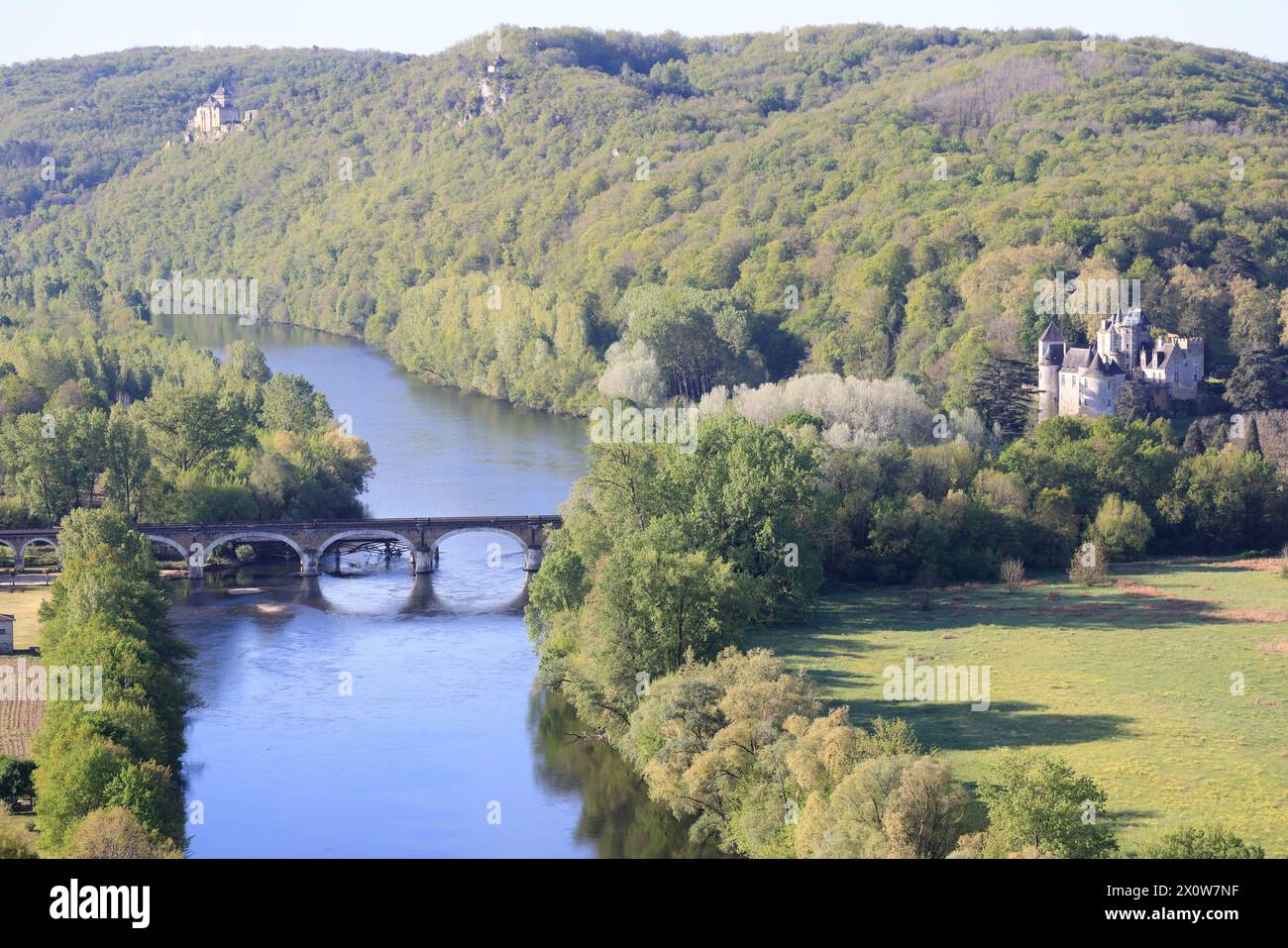 La valle del fiume Dordogna tra i castelli di Castelnaud, Fayrac e Beynac nel Périgord Noir. Medioevo, storia, architettura, natura, en Foto Stock