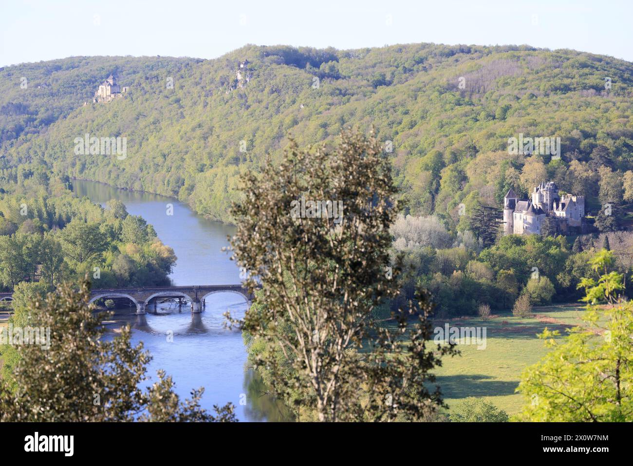La valle del fiume Dordogna tra i castelli di Castelnaud, Fayrac e Beynac nel Périgord Noir. Medioevo, storia, architettura, natura, en Foto Stock