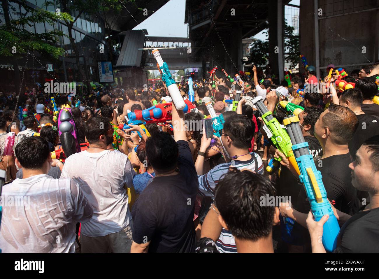 Bangkok, Thailandia. 13 aprile 2024. I turisti thailandesi e stranieri celebrano l'evento Songkran Festival, che si svolge il 13 aprile 2024. Transforming Silom Road, una strada trafficata a Bangkok. Lascia che le persone si divertano a usare l'acqua per combattere in questa strada. Il tradizionale festival del capodanno tailandese "Songkran in Thailand", inserito dall'UNESCO nella lista rappresentativa del patrimonio culturale immateriale dell'umanità. (Credit Image: © Teera Noisakran/Pacific Press via ZUMA Press Wire) SOLO PER USO EDITORIALE! Non per USO commerciale! Foto Stock