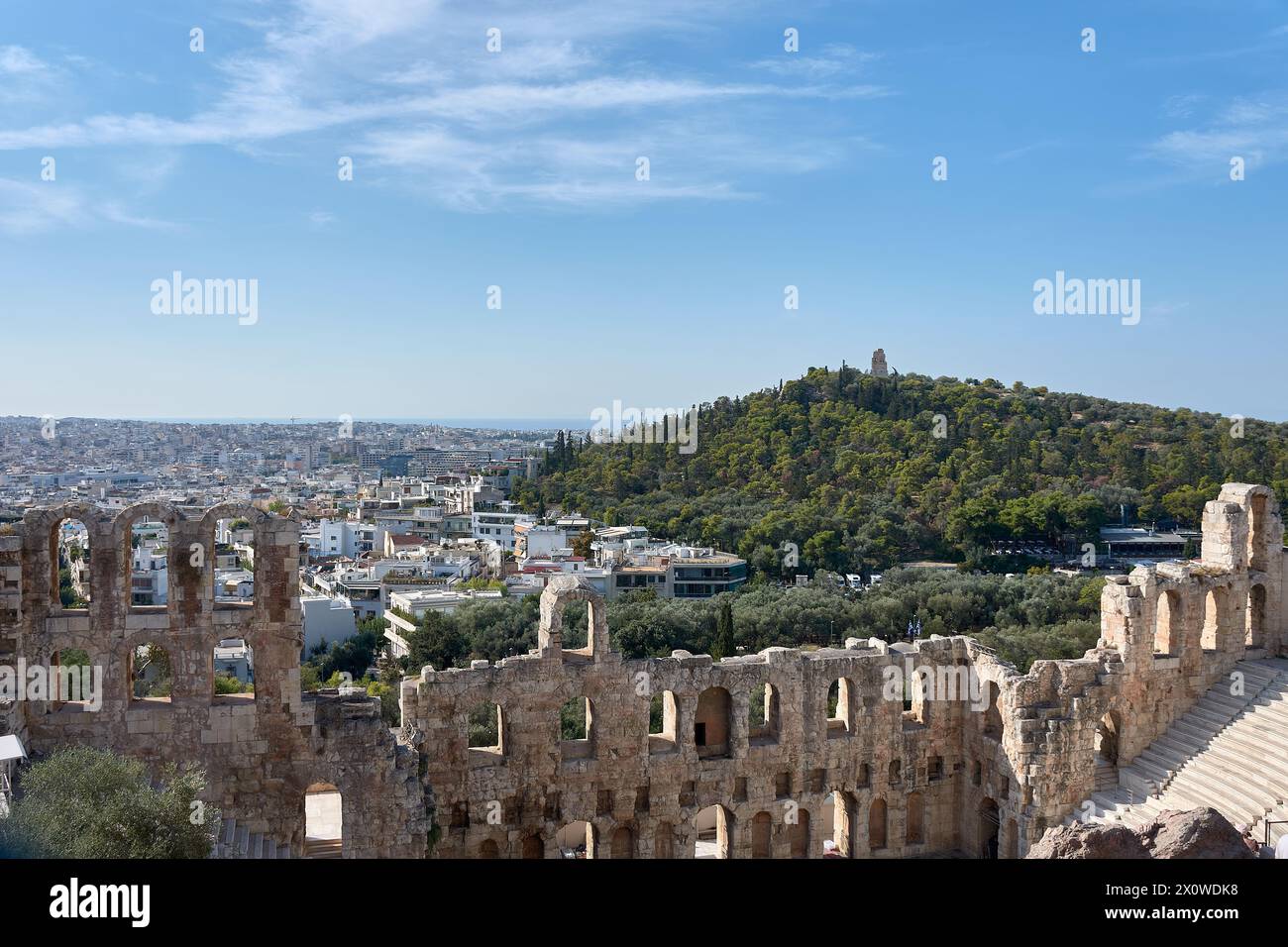 Atene, Grecia; 13 ottobre 2022; Vista degli antichi archi in pietra delle rovine del Teatro Odeon di Erode Attico sull'Acropoli di Atene. E' vero Foto Stock