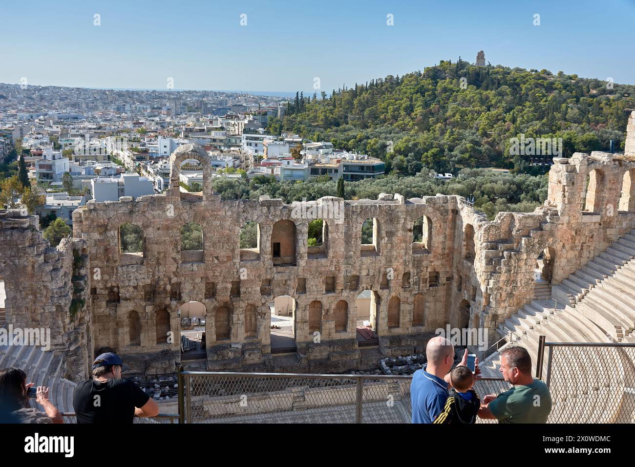 Atene, Grecia; 13 ottobre 2022; Vista degli antichi archi in pietra delle rovine del Teatro Odeon di Erode Attico sull'Acropoli di Atene. E' vero Foto Stock