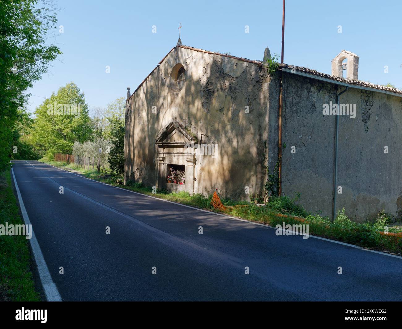 Chiesa stradale dalla forma insolita nel Lazio. 13 aprile 2024 Foto Stock