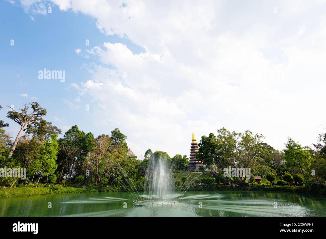 Fontana nel parco cittadino. Una grande fontana nello stagno di fronte alla pagoda. Foto Stock