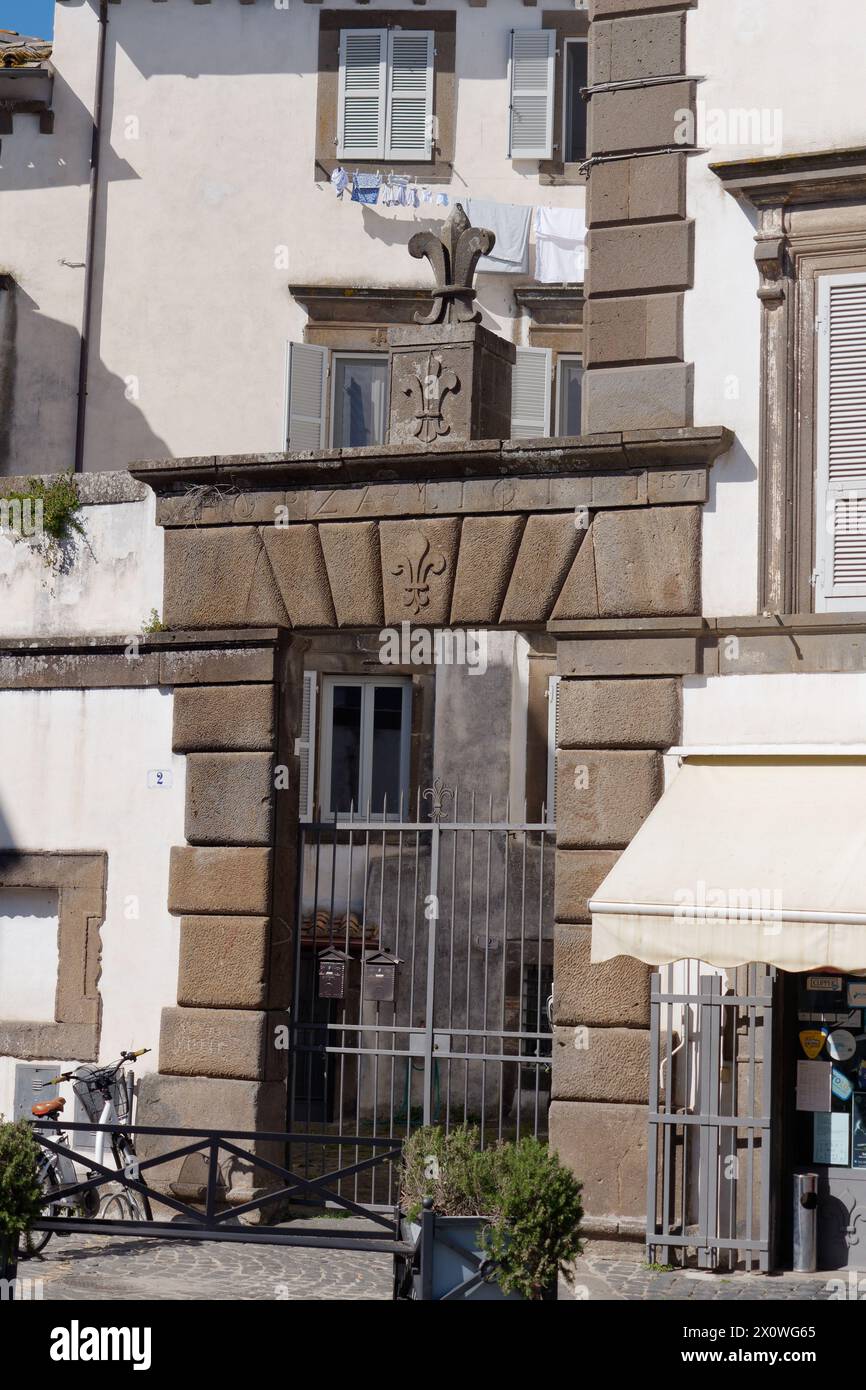 Porta d'ingresso storica in pietra per una casa nel comune di Marta, provincia di Viterbo, regione Lazio, Italia. 13 aprile 2024 Foto Stock