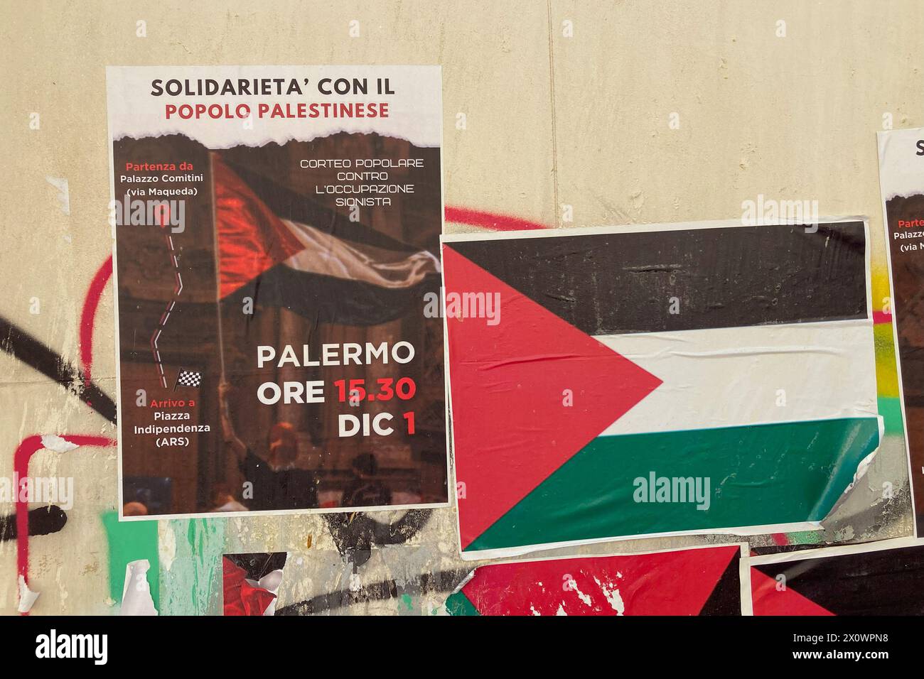 Italia, Palermo - 13 aprile 2024: Poster sulla casa muraria che chiede dimostrazione e solidarietà al popolo palestinese Foto Stock