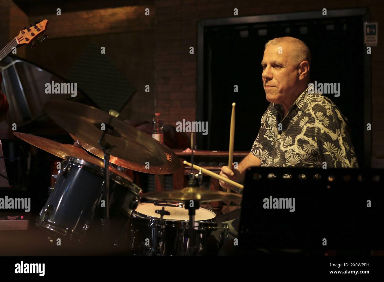 Roma, Italia. 13 aprile 2024. David Blamires e Killer Combo al Boogie Club di Roma. La band offre canzoni incentrate sulla vocalità di Blamires, pezzi conosciuti e suonati anche con il Pat Metheny Group, di cui è stato un membro ufficiale e stabile tra gli anni '80 e '90, esibendosi in tutto il mondo e vincendo due Grammy Awards. Formazione: David Blamires voce ed effetti chitarra; Luigi Masciari chitarra; Giampiero Locatelli pianoforte; Francesco Poeri basso; Pietro Iodice batteria. (Foto di Daniela Franceschelli/Pacific Press) credito: Pacific Press Media Production Corp./Alamy Live News Foto Stock