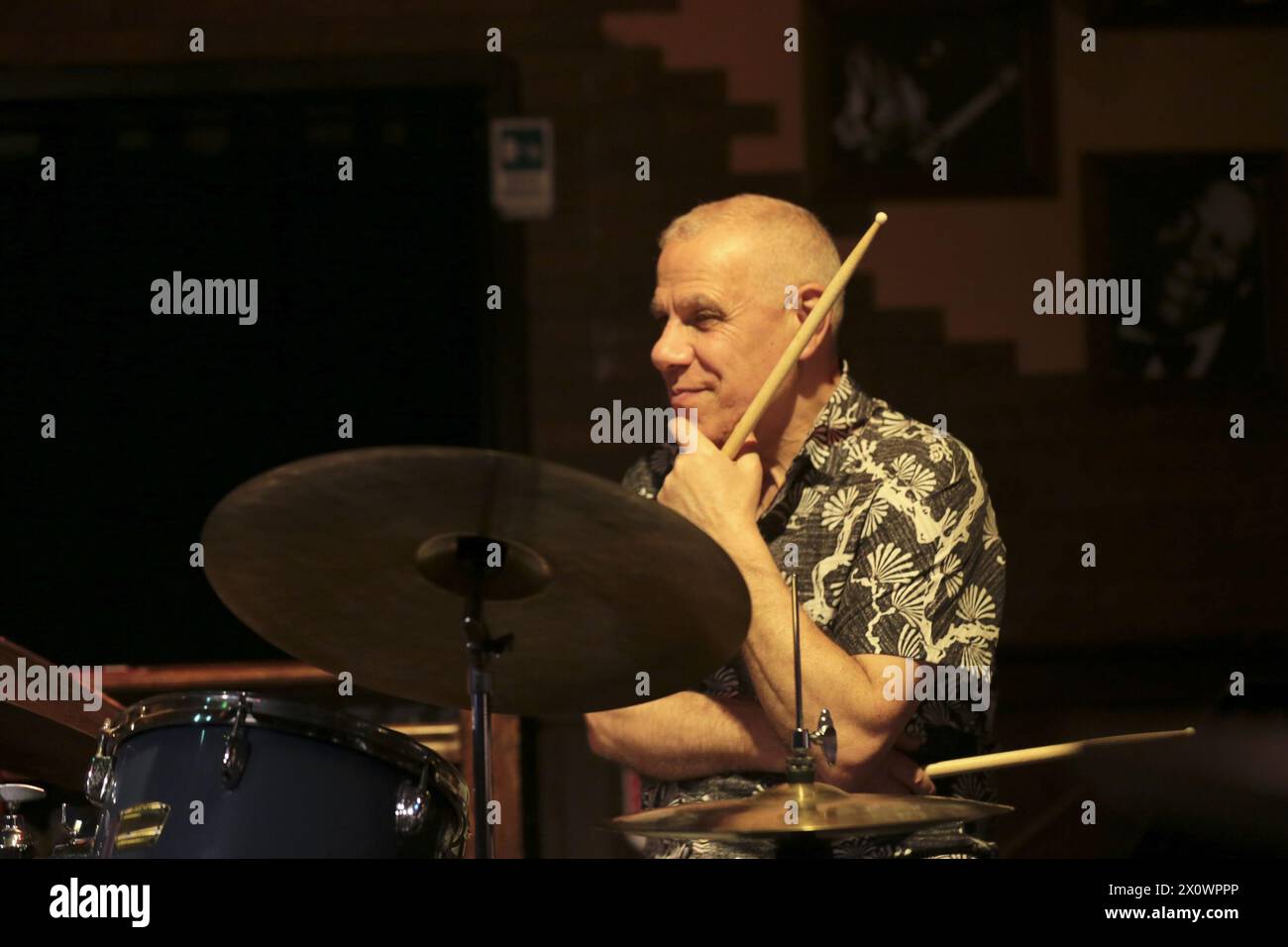 Roma, Italia. 13 aprile 2024. David Blamires e Killer Combo al Boogie Club di Roma. La band offre canzoni incentrate sulla vocalità di Blamires, pezzi conosciuti e suonati anche con il Pat Metheny Group, di cui è stato un membro ufficiale e stabile tra gli anni '80 e '90, esibendosi in tutto il mondo e vincendo due Grammy Awards. Formazione: David Blamires voce ed effetti chitarra; Luigi Masciari chitarra; Giampiero Locatelli pianoforte; Francesco Poeri basso; Pietro Iodice batteria. (Foto di Daniela Franceschelli/Pacific Press) credito: Pacific Press Media Production Corp./Alamy Live News Foto Stock