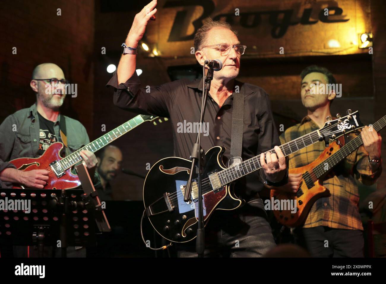 Roma, Italia. 13 aprile 2024. David Blamires e Killer Combo al Boogie Club di Roma. La band offre canzoni incentrate sulla vocalità di Blamires, pezzi conosciuti e suonati anche con il Pat Metheny Group, di cui è stato un membro ufficiale e stabile tra gli anni '80 e '90, esibendosi in tutto il mondo e vincendo due Grammy Awards. Formazione: David Blamires voce ed effetti chitarra; Luigi Masciari chitarra; Giampiero Locatelli pianoforte; Francesco Poeri basso; Pietro Iodice batteria. (Foto di Daniela Franceschelli/Pacific Press) credito: Pacific Press Media Production Corp./Alamy Live News Foto Stock