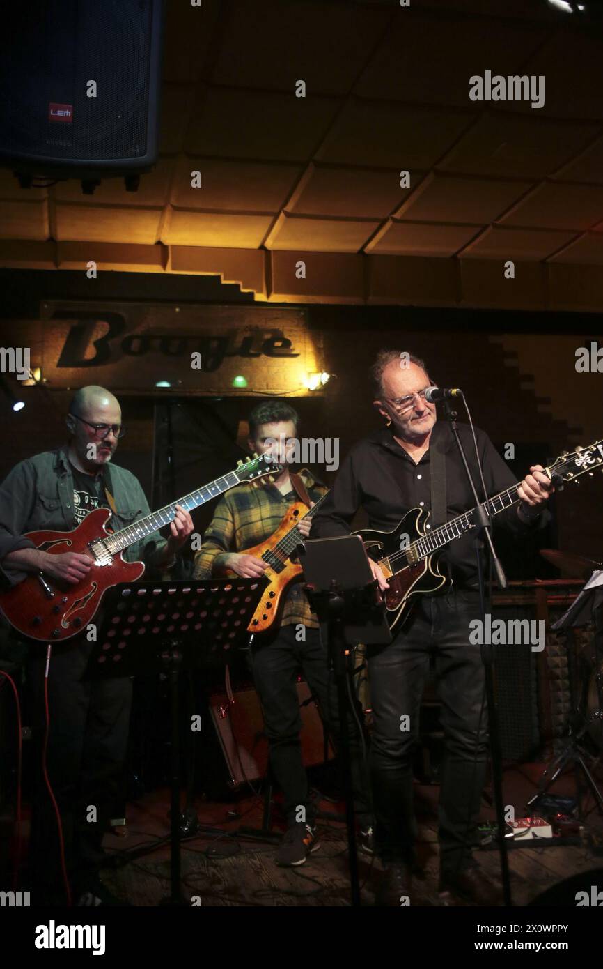 Roma, Italia. 13 aprile 2024. David Blamires e Killer Combo al Boogie Club di Roma. La band offre canzoni incentrate sulla vocalità di Blamires, pezzi conosciuti e suonati anche con il Pat Metheny Group, di cui è stato un membro ufficiale e stabile tra gli anni '80 e '90, esibendosi in tutto il mondo e vincendo due Grammy Awards. Formazione: David Blamires voce ed effetti chitarra; Luigi Masciari chitarra; Giampiero Locatelli pianoforte; Francesco Poeri basso; Pietro Iodice batteria. (Foto di Daniela Franceschelli/Pacific Press) credito: Pacific Press Media Production Corp./Alamy Live News Foto Stock