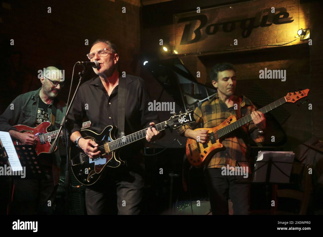 Roma, Italia. 13 aprile 2024. David Blamires e Killer Combo al Boogie Club di Roma. La band offre canzoni incentrate sulla vocalità di Blamires, pezzi conosciuti e suonati anche con il Pat Metheny Group, di cui è stato un membro ufficiale e stabile tra gli anni '80 e '90, esibendosi in tutto il mondo e vincendo due Grammy Awards. Formazione: David Blamires voce ed effetti chitarra; Luigi Masciari chitarra; Giampiero Locatelli pianoforte; Francesco Poeri basso; Pietro Iodice batteria. (Foto di Daniela Franceschelli/Pacific Press) credito: Pacific Press Media Production Corp./Alamy Live News Foto Stock