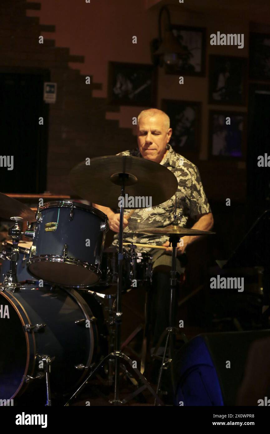 Roma, Italia. 13 aprile 2024. David Blamires e Killer Combo al Boogie Club di Roma. La band offre canzoni incentrate sulla vocalità di Blamires, pezzi conosciuti e suonati anche con il Pat Metheny Group, di cui è stato un membro ufficiale e stabile tra gli anni '80 e '90, esibendosi in tutto il mondo e vincendo due Grammy Awards. Formazione: David Blamires voce ed effetti chitarra; Luigi Masciari chitarra; Giampiero Locatelli pianoforte; Francesco Poeri basso; Pietro Iodice batteria. (Foto di Daniela Franceschelli/Pacific Press) credito: Pacific Press Media Production Corp./Alamy Live News Foto Stock